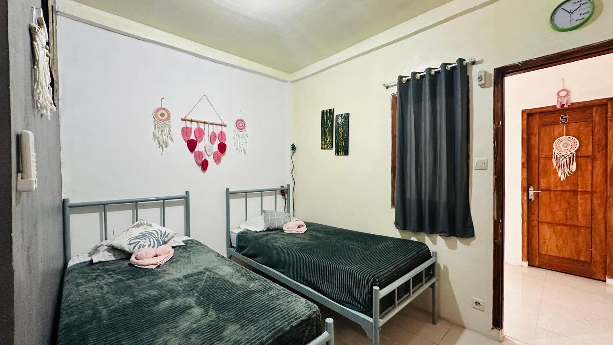 D'Flora Homestay Labuan Bajo Extérieur photo